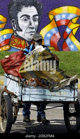 Valencia, Carabobo, Venezuela. Oktober 2020. Bildunterschrift: 26. Oktober 2020. Ein Mann, der eine Anti-Covid Gesichtsmaske trägt und sich der Sammlung von Fetzen widmet, geht vor ein Graffiti des Liberators Simon Bolivar. Simon Bolivar befreite 5 südamerikanische Nationen vom spanischen Joch, seiner Heimat Venezuela, Kolumbien, Peru, Ecuador und Bolivien.Dies ist eine Hommage des Bürgermeisteramtes von Valencia, Carabobo, Venezuela - Foto: Juan Carlos Hernandez Kredit: Juan Carlos Hernandez/ZUMA Wire/Alamy Live News Stockfoto