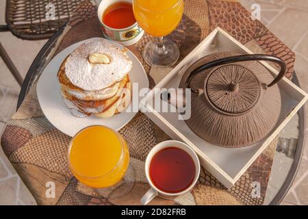 Teetisch mit Pfannkuchen und Saft Stockfoto