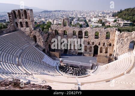 Antikes Theater von Herodes Atticus ist ein kleines Gebäude des alten Griechenlands, das für öffentliche Aufführungen von Musik und Poesie, unten auf der Akropolis und verwendet wird Stockfoto