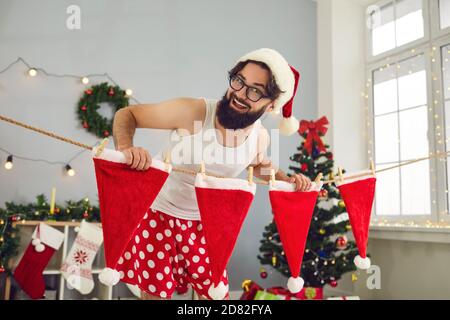 Lustige Weihnachten Elf oder junge Weihnachtsmann immer bereit für Weihnachtszeit und Wäsche waschen Stockfoto