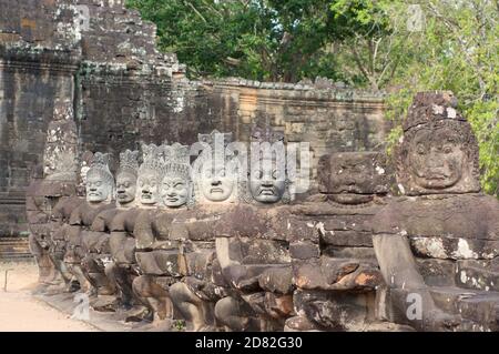 Asuras (Dämonen) Statuen in einer Reihe am südlichen Eingangstor des Bayon-Tempels in Siem Reap, Kambodscha Stockfoto