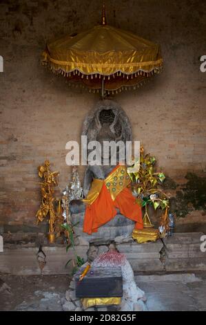 Wunderschön dekorierte Buddha-Statue aus Stein im Angkor Wat-Gebäudetempel in Siem Reap, Kambodscha Stockfoto