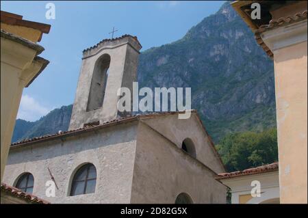 Low-Winkel-Ansicht einer schönen Kapelle mit Berg im Hintergrund in Cima, Italien Stockfoto