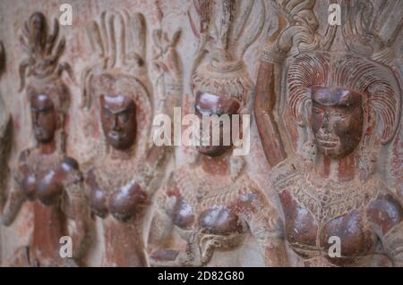 Wunderschöne Flachrelief-Details von heiligen Tänzern im Angkor Wat Tempelgebäude in Siem Reap, Kambodscha Stockfoto