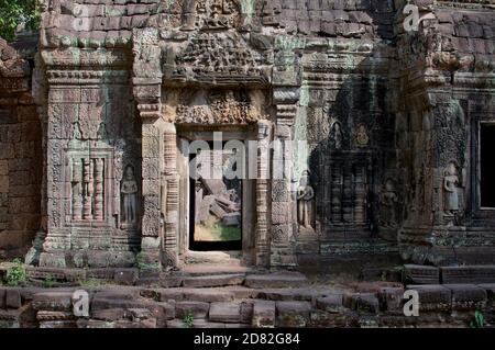 Schöne Steintür im Inneren des Ta Prohm Tempelgebäudes Das Angkor Wat Kulturdenkmal in Kambodscha Stockfoto