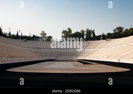 Das ist ein riesiges, U-förmiges Stadion aus feinem Marmor in Athen, Griechenland. Das Hotel befindet sich an der Stelle, an der sich das antike Stadion der Panathinaik befindet Stockfoto