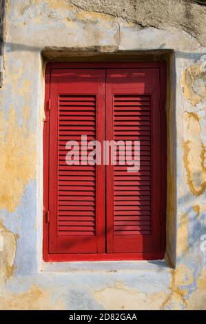 Das Fenster mit dem roten Fensterladen ist in der Nachbarschaft Anafiotika in geschlossen Stadt Athen Stockfoto