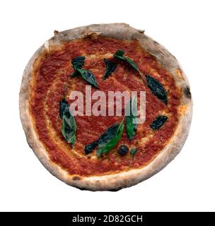 Schuss einer veganen, käsefreien Marinara-Pizza mit Basilikum Blätter auf weißem Hintergrund Stockfoto