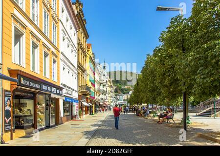 Karlovy Vary, Tschechische Republik - 12. September 2020. Blick auf die Straße mit bunten Fassaden in der tschechischen berühmten Kurstadt. Romantische Architektur von Böhmen Stockfoto