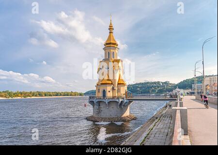 Kirche des heiligen Nikolaus des Wundertäters auf dem Wasser und der Fußgängerdamm am Fluss Dnipro in Kiew, Ukraine Stockfoto