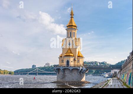 Einzigartige Tempel - Kirche des heiligen Nikolaus der Wundertäter auf dem Wasser, auf dem Fluss Dnipro und Fußgängerpark Brücke.Kiew, Ukraine Stockfoto