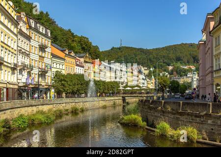 Karlovy Vary, Tschechische Republik - 12. September 2020. Blick auf Kanal und Straße mit bunten Fassaden in der tschechischen berühmten Kurstadt. Romantische Architektur von Stockfoto