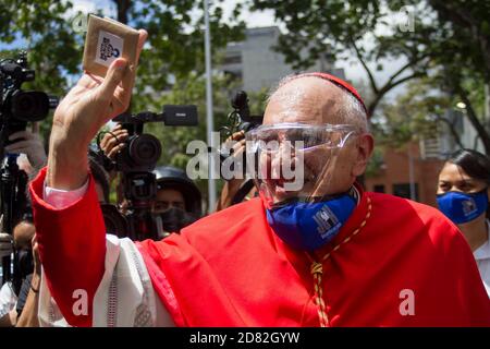 Caracas, Venezuela. Oktober 2020. Kardinal Baltazar Porras winkt nach der Ausgrabung der sterblichen Überreste von Jose Gregorio Hernandez in der Kirche "Nuestra Señora de la Candelaria". Die Exhumierung, die in Anwesenheit von Zeugen stattfand, wurde im Rahmen des Prozesses zur Seligsprechung des venezolanischen Arztes durchgeführt, der 1919 starb. Hernandez wird von Tausenden von Gläubigen im südamerikanischen Land verehrt. Kredit: Pedro Rances Mattey/dpa/Alamy Live Nachrichten Stockfoto