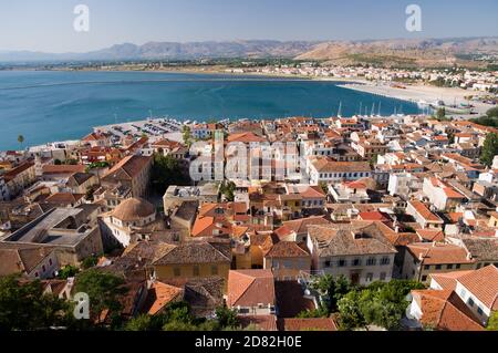 Blick von oben auf die Dächer der Stadt Nafplio, Wahrzeichen Griechenlands Stockfoto