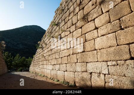 Zyklopenwand der Schatzkammer von Atreus oder Grab von Agamemnon bei alten Mycenae durch die Verwendung von massiven gekennzeichnet Steine von unregelmäßiger Form und SIZ Stockfoto