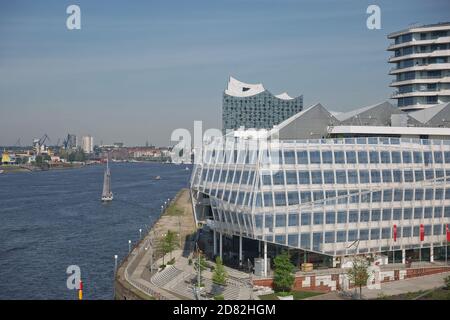 Hamburg, Deutschland - 22. Mai 2017: Die Wohnungen HafenCity Unilever und Marco Polo Tower befinden sich an der Elbe im Hafen von Hamburg Stockfoto