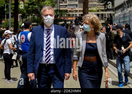 Caracas, Venezuela. Oktober 2020. Daniel Kriener (l.), Botschafter der Bundesrepublik Deutschland in Venezuela, und seine Frau Petra Kriener kommen zu einer Zeremonie in der Kirche "Nuestra Señora de la Candelaria", wo die sterblichen Überreste von Jose Gregorio Hernandez ausgegraben wurden. Die Exhumierung erfolgte im Rahmen des Prozesses zur Seligsprechung des venezolanischen Arztes, der 1919 starb. Hernandez wird von Tausenden von Gläubigen im südamerikanischen Land verehrt. Kredit: Pedro Rances Mattey/dpa/Alamy Live Nachrichten Stockfoto