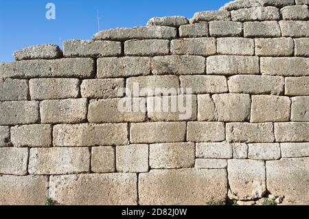 Zyklopenwand der Schatzkammer von Atreus oder Grab von Agamemnon bei alten Mycenae durch die Verwendung von massiven gekennzeichnet Steine von unregelmäßiger Form und SIZ Stockfoto