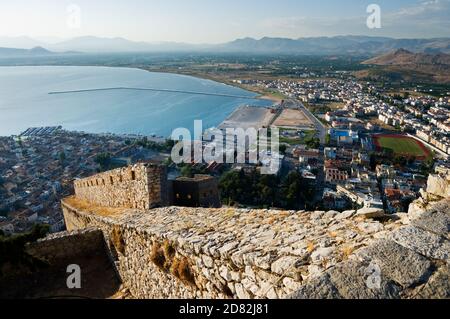 Imposante Mauern der venezianischen Festung Palamidi im Hintergrund die Bucht und die kleine Stadt Nafplion, Griechenland Stockfoto