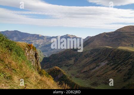 Herbstfarben im Kaukasus bei Gudauri mit bewölktem Himmel Stockfoto