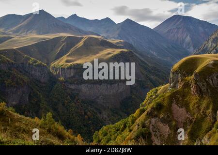 Herbstfarben im Kaukasus bei Gudauri mit bewölktem Himmel Stockfoto