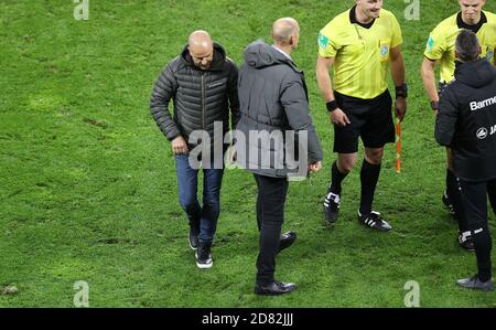 Leverkusen, Deutschland. 27. Okt, 2020. firo: 26.10.2020 Fuvuball: Fußball: 1. Bundesliga-Saison 2020/21 Bayer Leverkusen - FC Augsburg Heiko herrlich und Peter Posz Quelle: dpa/Alamy Live News Stockfoto