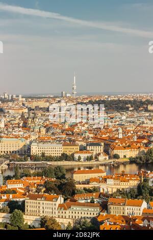 Luftpostkartenansicht von Prag, Tschechien. Prag Panorama.schöne sonnige Landschaft der Hauptstadt Tschechiens.erstaunliche europäische Stadtbild.Rote Dächer Stockfoto