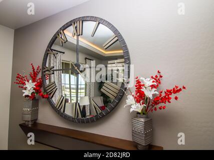 Große Dekorationsuhr Über Holzregalen In Der Eingangshalle Weg Stockfoto