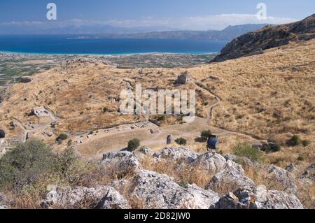 Über den Ruinen der Akropolis von Korinth (Akrocorinth) und der Küstenlandschaft des Golfs Stockfoto