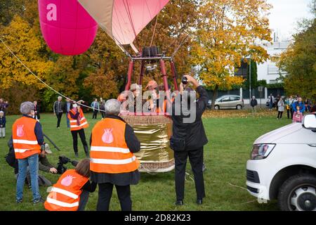 ‘Flying Euter’ Heißluftballon der Künstlerin Barbara Anna Husar beim Start vom Roten Berg in Wien am österreichischen Nationalfeiertag, 26. Oktober 2020 Stockfoto