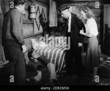 ARTHUR KENNEDY ALAN CURTIS HUMPHREY BOGART und IDA LUPINO in HIGH SIERRA 1941 Regisseur RAOUL WALSH Drehbuch JOHN HUSTON und W.R.BURNETT Roman W.R.BURNETT Warner Bros. Stockfoto