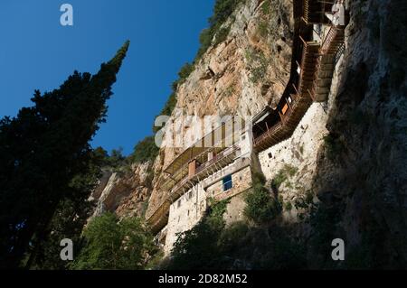 Blick von unten auf Agios Ioannis Prodromos in der Schlucht des Flusses Loussios, Dimitsana, Arcadia, Peloponnes, Griechenland Stockfoto