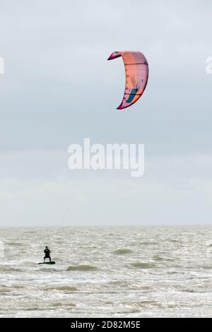 Kitesurfen am Martello Beach, Clacton-on-Sea, Essex, Großbritannien Stockfoto