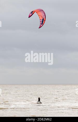 Kitesurfen am Martello Beach, Clacton-on-Sea, Essex, Großbritannien Stockfoto