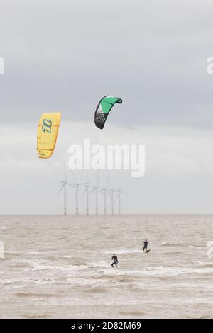 Kitesurfen am Martello Beach mit Windturbinen im Hintergrund, Clacton-on-Sea, Essex, UK Stockfoto