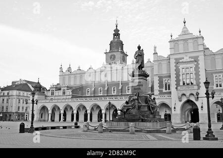 Schwarzweißfoto am frühen Morgen vom verlassenen Marktplatz mit Stoffmarkt und Mickiewicz-Denkmal in der Altstadt von Krakau, Polen. Stockfoto
