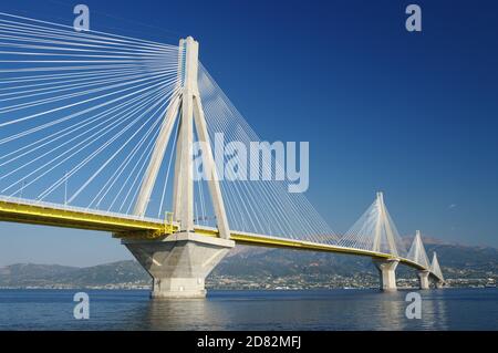 Hängebrücke überqueren Korinth Golf Meerenge, Griechenland. Ist der zweite längste Kabel-gebliebene Brücke der Welt Stockfoto