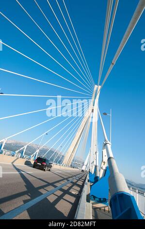 Hängebrücke überqueren Korinth Golf Meerenge, Griechenland. Ist der zweite längste Kabel-gebliebene Brücke der Welt Stockfoto