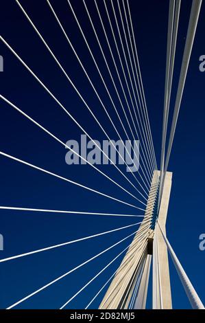 Kabel und Stützen der Brücke Rio-Antirio in Griechenland gegen Blau Himmel Stockfoto