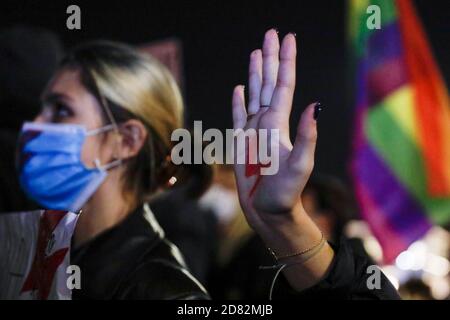 Warschau, Polen. Oktober 2020. 26. Oktober 2020, Warschau, Polen: Protest vor der Kirche St. Alexander. Die Polizei sperrte die nationalistischen Kreise und die mit der Nazi-Ideologie des ONR von denen ab, die gegen das Abtreibungsgesetz protestierten.im Foto: Credit: Grzegorz Banaszak/ZUMA Wire/Alamy Live News Stockfoto