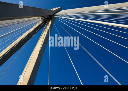 Kabel und Stützen der Brücke Rio-Antirio in Griechenland gegen Blau Himmel Stockfoto