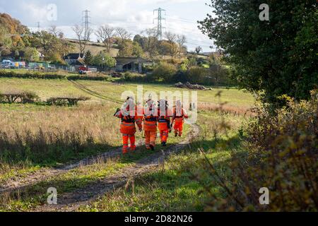 Wendover, Aylesbury Vale, Großbritannien. Oktober 2020. HS2-Auftragnehmer waren heute in Heckenscharten, aber nur um zahlreiche Eingänge zu Dachsniederungen auf einem öffentlichen Fußweg und Felder, die an Land anschliessen, das HS2 nun zwanghaft auf Durham Farm gekauft hat. Einige der Eingänge zu den Dachsniederungen waren vorher verdrahtet. Die Umweltaktivisten gegen HS2 haben ernsthafte Bedenken hinsichtlich der äußerst schädlichen Auswirkungen geäußert, die der Bau der Hochgeschwindigkeitsbahn HS2 von London nach Birmingham auf die Tierwelt hat. Quelle: Maureen McLean/Alamy Live News Stockfoto