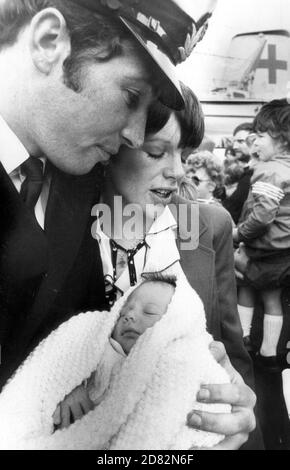 UNTERL. STEVE MARSHALL SIEHT DAS BABY JAMES (4 WOCHEN) ZUM ERSTEN MAL. SEINE FRAU JANET KONNTE NICHT AUFWACHEN BABY FÜR DIE GROSSE GELEGENHEIT, ALS HMS HYDRA ZURÜCK ZU P[ORTSMOUTH AUS DEM FALKLANDKRIEG. PORTSMOUTH 1982 Stockfoto