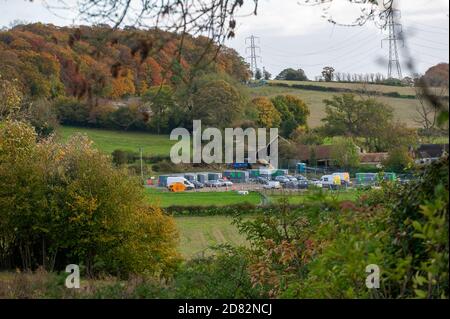 Wendover, Aylesbury Vale, Großbritannien. Oktober 2020. HS2-Auftragnehmer waren heute in Heckenscharten, aber nur um zahlreiche Eingänge zu Dachsniederungen auf einem öffentlichen Fußweg und Felder, die an Land anschliessen, das HS2 nun zwanghaft auf Durham Farm gekauft hat. Einige der Eingänge zu den Dachsniederungen waren vorher verdrahtet. Die Umweltaktivisten gegen HS2 haben ernsthafte Bedenken hinsichtlich der äußerst schädlichen Auswirkungen geäußert, die der Bau der Hochgeschwindigkeitsbahn HS2 von London nach Birmingham auf die Tierwelt hat. Quelle: Maureen McLean/Alamy Live News Stockfoto