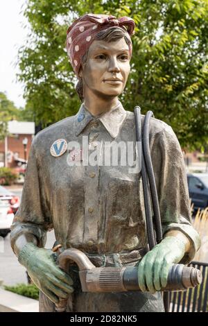 Wood-Ridge, NJ - 15. September 2020: Bronzestatue von Rosie the Riveter von John Giannotti auf dem Gelände der alten Curtiss-Wright Fabrik. Rosie the Riveter Stockfoto