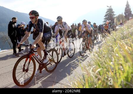 21. Oktober 2020, Madonna di Campiglio, Italien; Giro d'Italia Etappe 17, Bassano del Grappa bis Madonna di Campiglio; Jai Hindley (Sunweb) AUS VOR Wilco Kelderman (NED) und Tao Geoghegan Hart (GBR) Stockfoto