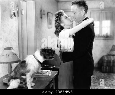 ZERO the Dog als Pard IDA LUPINO und HUMPHREY BOGART in HIGH SIERRA 1941 Regisseur RAOUL WALSH Drehbuch JOHN HUSTON und W.R.BURNETT Roman W.R.BURNETT Warner Bros. Stockfoto