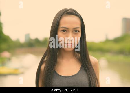 Junge schöne asiatische Frau Entspannung im Park Stockfoto