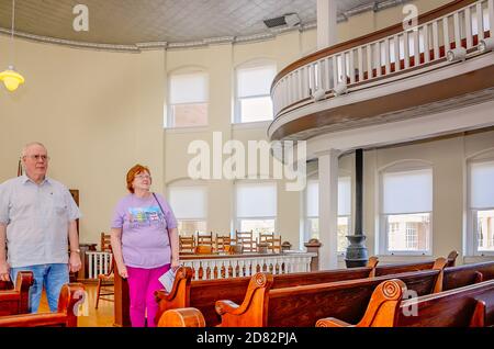 Touristen besuchen das Old Courthouse Museum nach dem Tod des lokalen Autors Harper Lee am 19. Februar 2016 in Monroeville, Alabama. Stockfoto