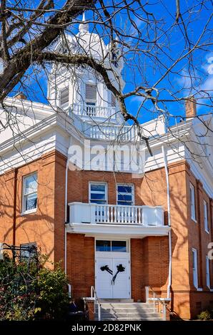 Schwarze Bänder hängen am Old Courthouse Museum nach dem Tod des lokalen Autors Harper Lee, 19. Februar 2016, in Monroeville, Alabama. Stockfoto